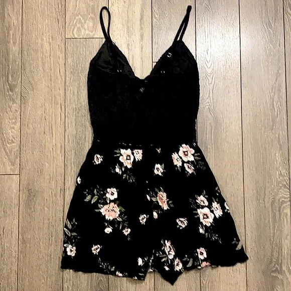 Woman’s or Teens Floral Shorts Jumper - Picture 5 of 7